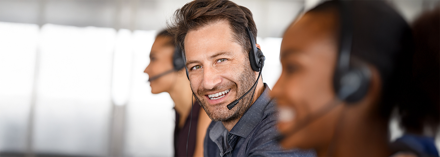 Personen in einem Call Center mit Headsets.