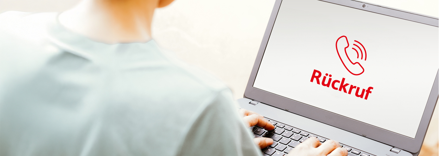 Rückruf Deutsche Factoring Bank Eine Person sitzt mit dem Rücken zum Betrachter an einem Laptop. Auf dem Bildschirm ist ein Piktogramm in roter Farbe mit dem Text Rückruf zu sehen.