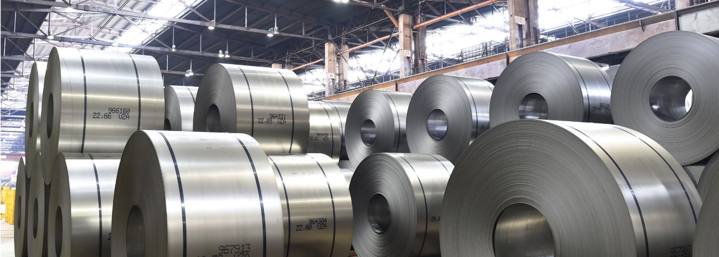 A spacious production hall where metal parts are manufactured and further processed.